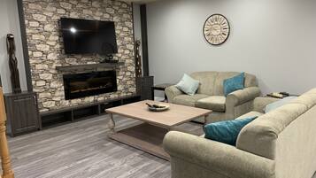 Smart TV, chimenea, tenis de mesa y libros