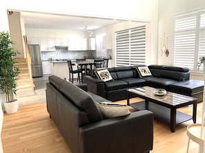 Smart TV, chimenea, tenis de mesa y libros