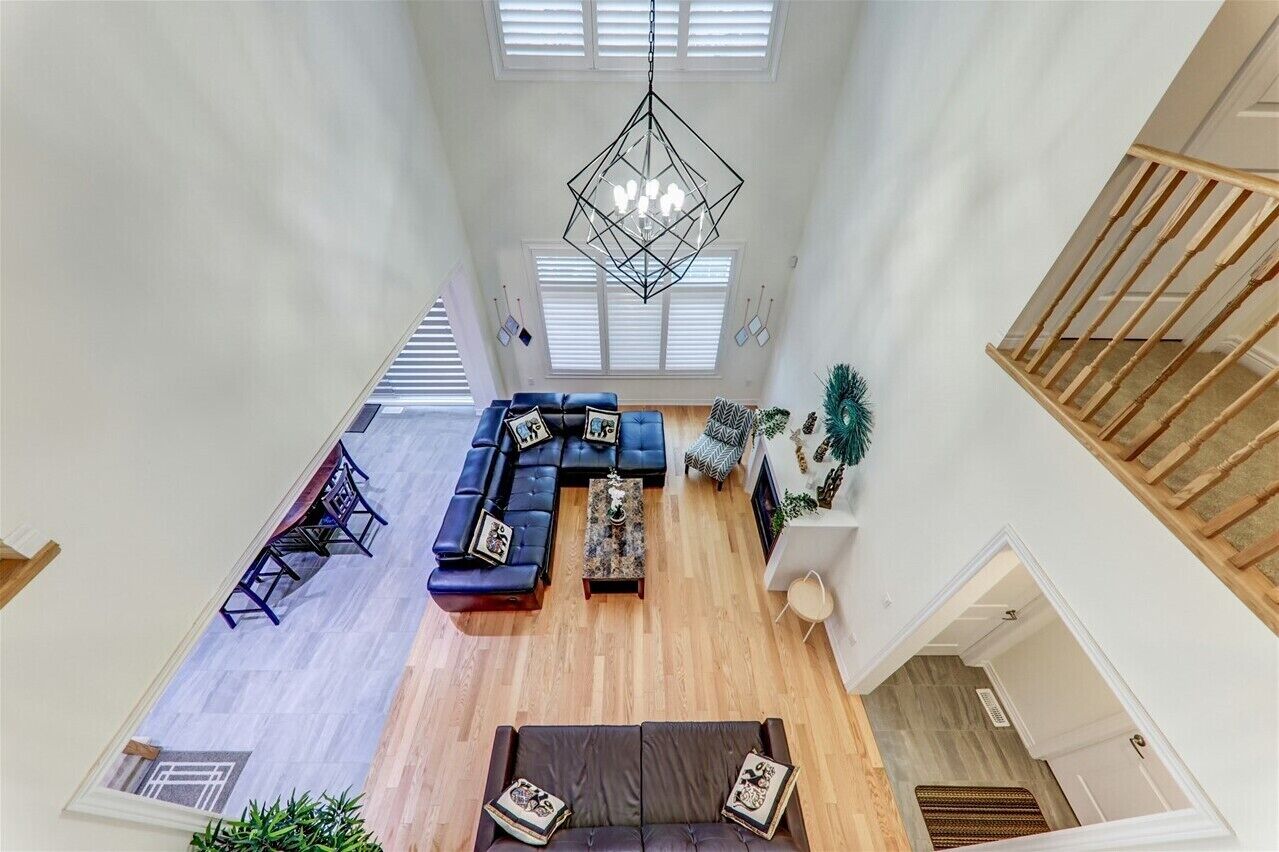 TV connectée, cheminée, table de tennis de table, livres