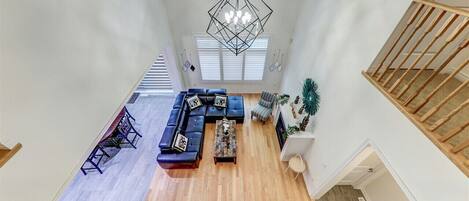 スマートテレビ、暖炉、卓球台、書庫