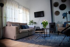 Een smart-tv en een open haard