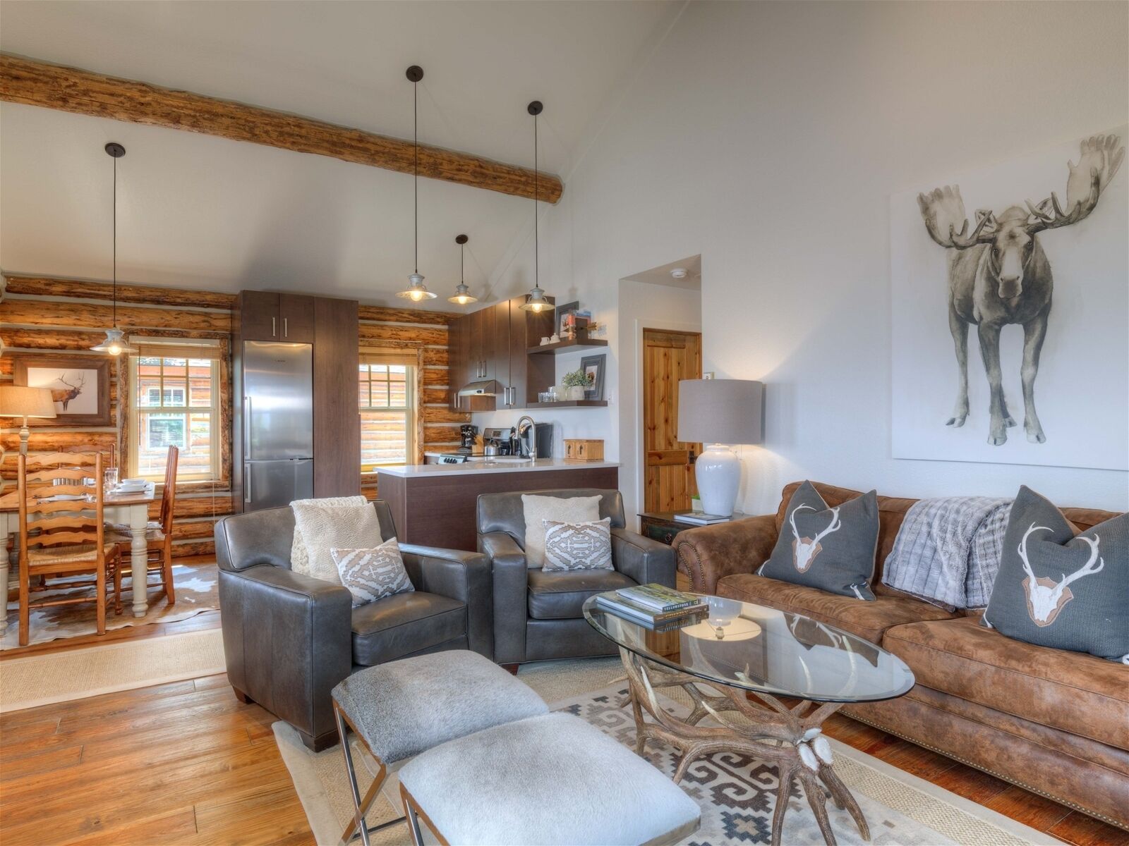 Ein gemütliches Blockhaus-Interieur mit Essbereich, Küche und Wohnzimmer.