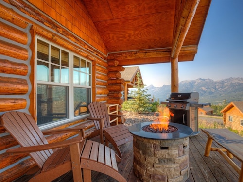 Ski-in/out Shooting Star Cowboy Heaven Cabin w/Mtn Modern Decor, Views, Hot Tub