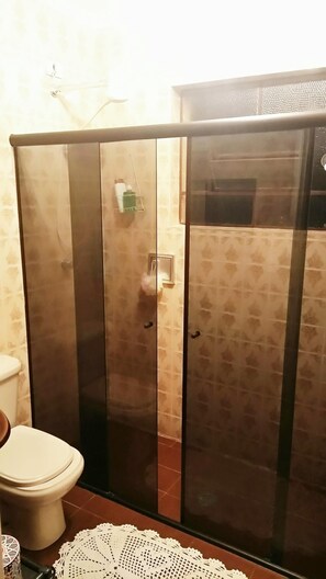 Douche, serviettes fournies, savon, papier toilette