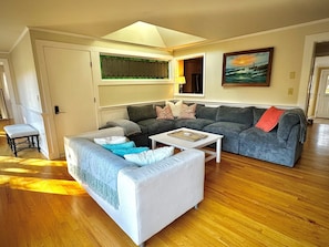 Smart TV, chimenea y libros 