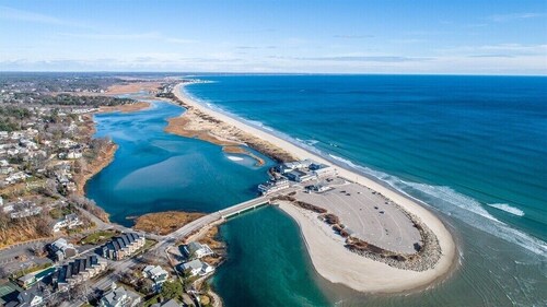 Cozy Cottage Close to Downtown OGT