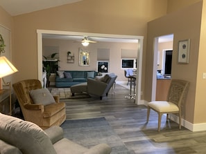 Een smart-tv en boeken