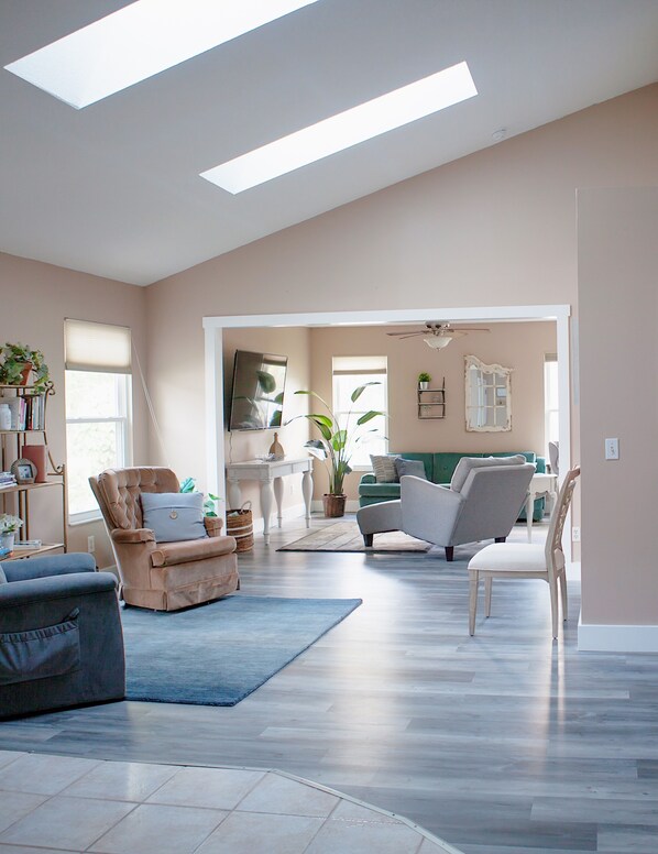 Een smart-tv en boeken