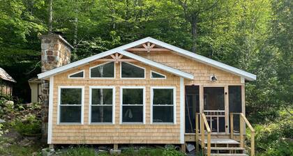 Ultimate couples getaway! Quiet and private Lakeside Cottage in the Adirondacks