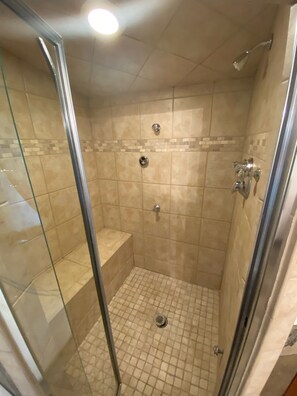 Combined shower/bathtub, hair dryer, towels, soap