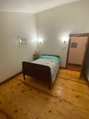 4 bedrooms, desk, iron/ironing board, free WiFi