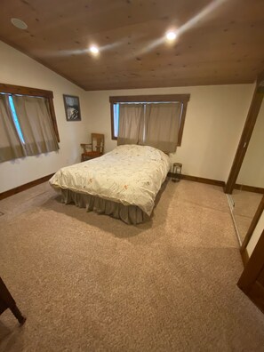 4 bedrooms, desk, iron/ironing board, free WiFi