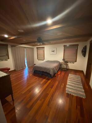 4 bedrooms, desk, iron/ironing board, free WiFi