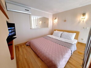 2 bedrooms, desk, iron/ironing board, travel cot