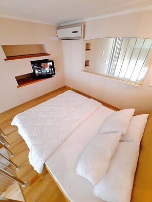 2 bedrooms, desk, iron/ironing board, travel crib - 4 meters above the sky. Alex Apartments (Полтава)