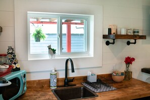 Køleskab, mikrobølgeovn, kogeplade, kaffe-/temaskine