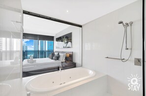 Badewanne, Haartrockner, Handtücher, Seife