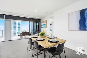 Dining - 4 Bed Sub Penthouse With Amazing Ocean Views (Surfers Paradise)