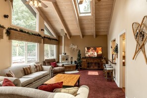 Smart TV, chimenea, reproductor de DVD y futbolito 