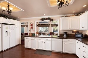 冷蔵庫、電子レンジ、オーブン、コンロ