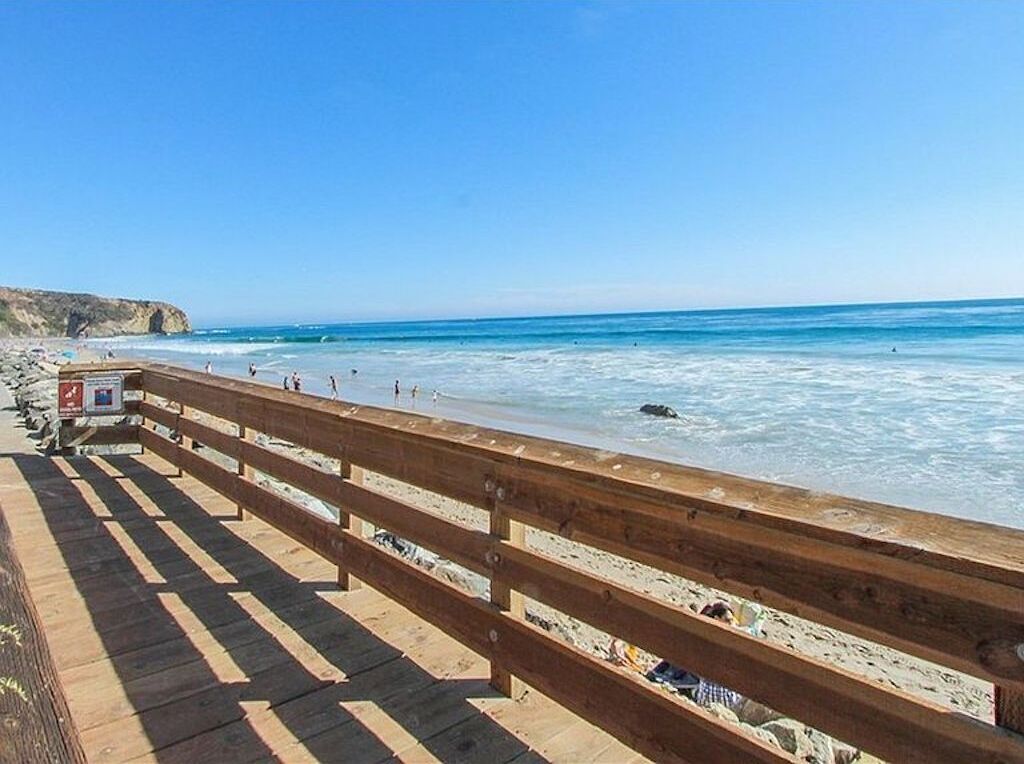 Beach nearby, sun-loungers, beach towels