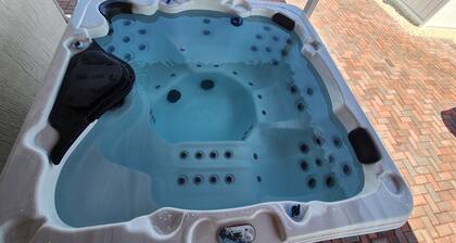 One Story Luxury Villa with Hot Tub