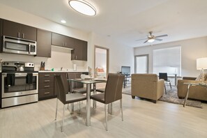 Departamento de lujo, 2 habitaciones | Servicio a la habitación