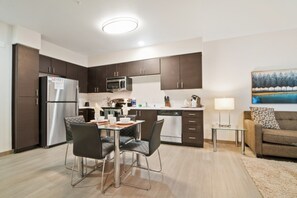 Apartamento superluxo, 1 quarto | Opções para refeição no quarto