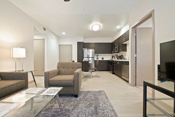 Departamento de lujo, 2 habitaciones | Área de sala de estar | Televisión de pantalla plana de 42 pulgadas con canales por cable 