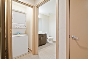 Departamento de lujo, 1 habitación | Baño | Amenidades de baño gratuitas, secadora de cabello, toallas, jabón 