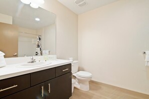 Luxury Apartment, 1 Bedroom | Bathroom | Free toiletries, hair dryer, towels, soap - Global Luxury Suites Austin Downtown (Austin)