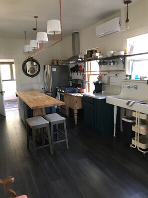 Fridge, microwave, oven, stovetop - Historic Hoffman House (Auburn)