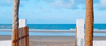 Studio right on the sand with beautiful sea views.