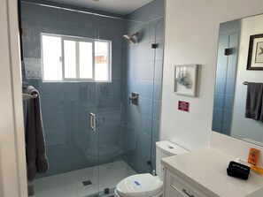 Shower, hair dryer, towels, soap - Awesome View of Beach + Pier, Queen + Full + Couch, Kitchen, Hot-tub (San Diego)