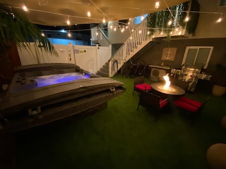 Awesome View of Beach + Pier, Queen + Full + Couch, Kitchen, Hot-tub