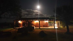 A well-lit building at night with a clear sky. - Country house (Pula)