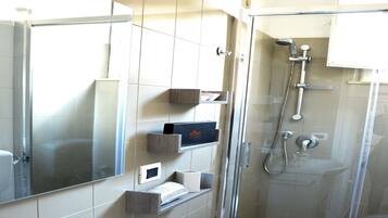 Kombinert dusj/badekar, hårføner, tøfler og bidé