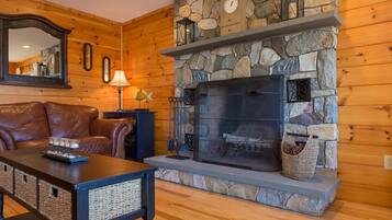 Smart TV, fireplace, books, stereo