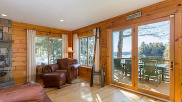 Smart TV, fireplace, books, stereo