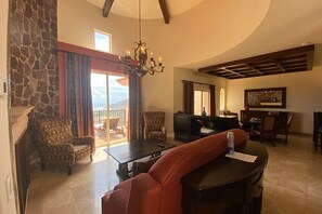 Een televisie en een open haard