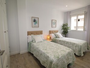 3 makuuhuonetta, silitysrauta/-lauta, internet, vuodevaatteet