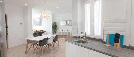 Réfrigérateur, micro-ondes, four, lave-vaisselle