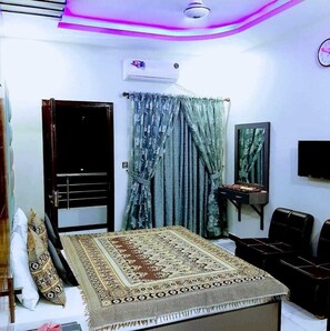 واي فاي مجانًا وملاءات أسرّة
