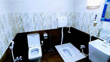 Deluxe-værelse til 3 personer | Badeværelse | Bruser, gratis toiletartikler, hjemmesko, håndklæder