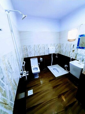 Chambre triple Deluxe | Salle de bain | Douche, articles de toilette (gratuits), pantoufles, serviettes fournies
