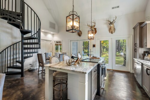 Woodland Gameday Getaway Near Tuscaloosa – Pond Views, Pavilion, Firepits & More