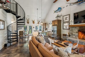 TV connectée, cheminée, écrans d'ordinateur