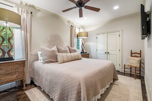 4 bedrooms, iron/ironing board, WiFi, bed sheets - Woodland Gameday Getaway Near Tuscaloosa – Pond Views, Pavilion, Firepits & More (Akron)