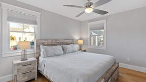 4 bedrooms, iron/ironing board, travel cot, free WiFi - Newly remodeled home-Stay close to beach w/easy access to Newport (Middletown)