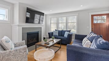 Smart TV, fireplace
